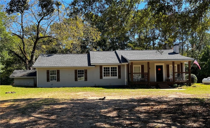 Photo 1 of 11 — 686 COUNTY ROAD 61, Roanoke, AL 36274