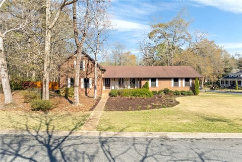 Photo of 1441 FERNDALE Drive, Auburn, AL 36830 (MLS # 179560)