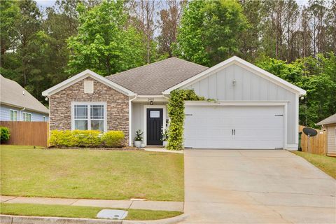 Photo of 2415 NORTHTOWNE Drive, Opelika, AL 36801 (MLS # 180245)