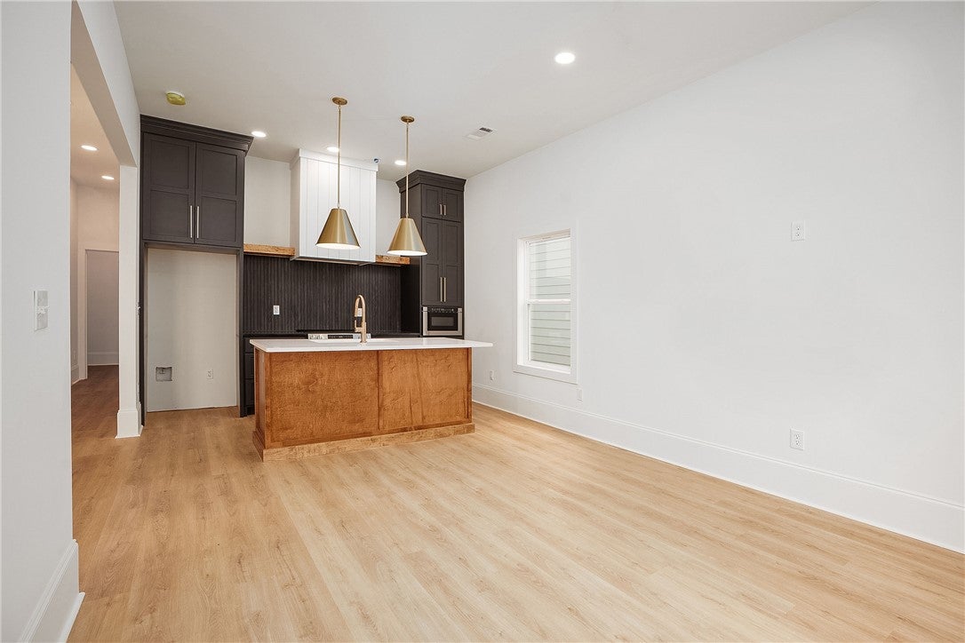641 MARY BROOKS Drive 401