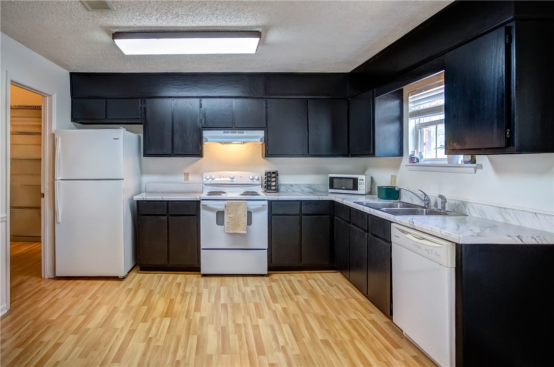 162 E UNIVERSITY Drive I201