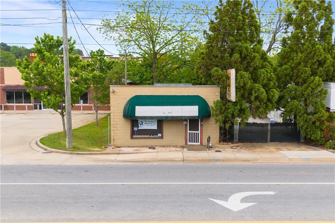 302 N DONAHUE Drive