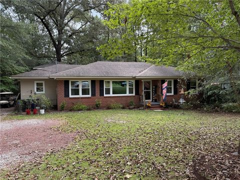 Photo of 711 SHERWOOD Drive, Auburn, AL 36830 (MLS # 177096)