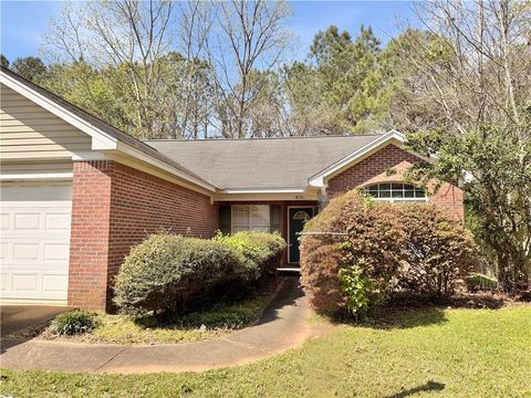 Photo of 815 GREENWOOD Drive, Auburn, AL 36830 (MLS # 179644)