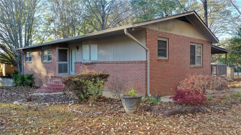 Photo of 657 E THACH Avenue, Auburn, AL 36380 (MLS # 177972)