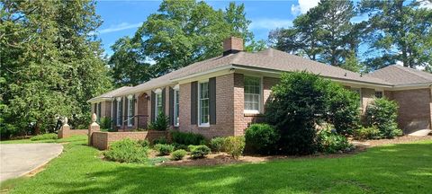 Photo of 2104 OAK BOWERY Road, Opelika, AL 36801 (MLS # 178342)