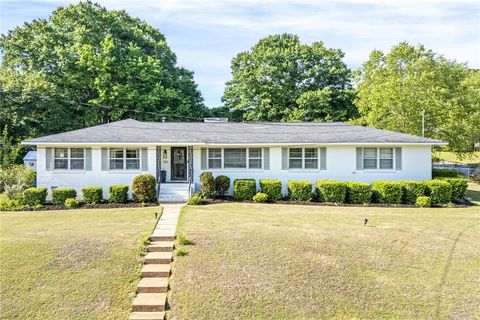 Photo of 300 HIGHLAND Avenue, Opelika, AL 36801 (MLS # 180322)