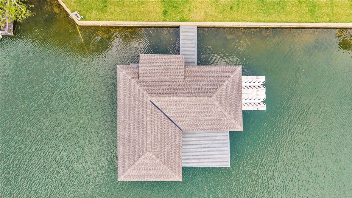 744 LAKESHORE Drive