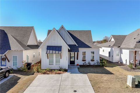 Photo of 1061 WOODLAND Circle, Opelika, AL 36801 (MLS # 177633)