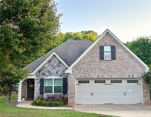 Photo of 641 DEER RUN Road, Auburn, AL 36830 (MLS # 180463)