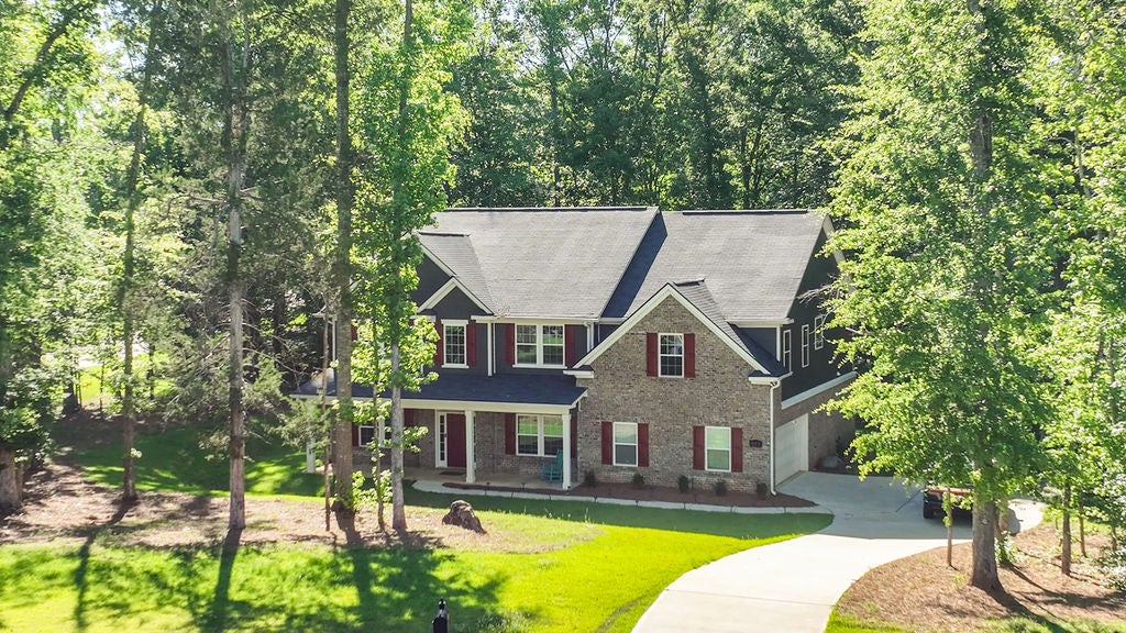 Photo of 957 SKI SPRAY Point, Opelika, AL 36804 (MLS # 182103)