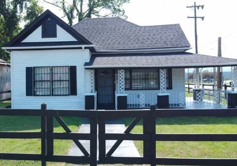 Photo of 501 5th Street, Birmingham, AL 35204 (MLS # 178477)