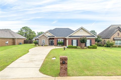 Photo of 905 BEAUFORD Drive, Opelika, AL 36804 (MLS # 180646)