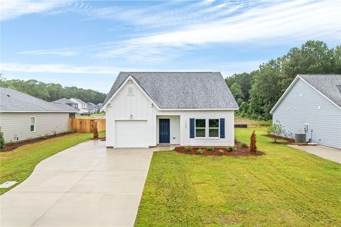 Photo of 1122 SWIFT Street, Opelika, AL 36801 (MLS # 175595)