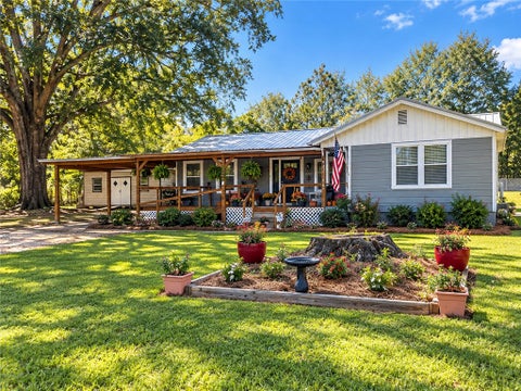 Photo of 1131 COUNTY ROAD 190, Valley, AL 36854 (MLS # 182768)