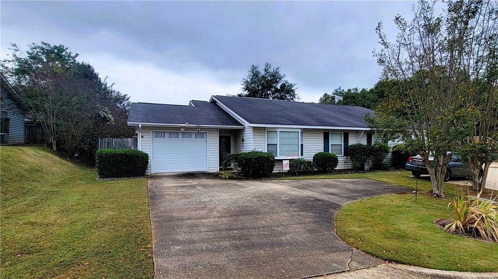 Photo of 2121 HAMILTON Place, Opelika, AL 36801 (MLS # 177407)