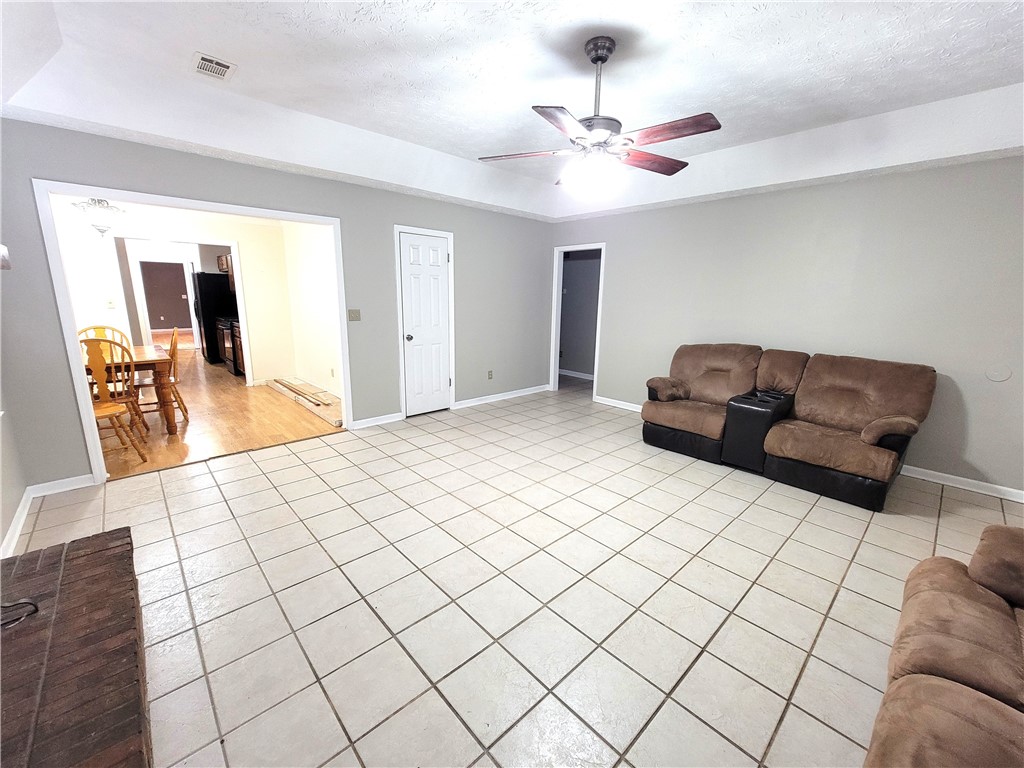586 OAKVIEW Circle