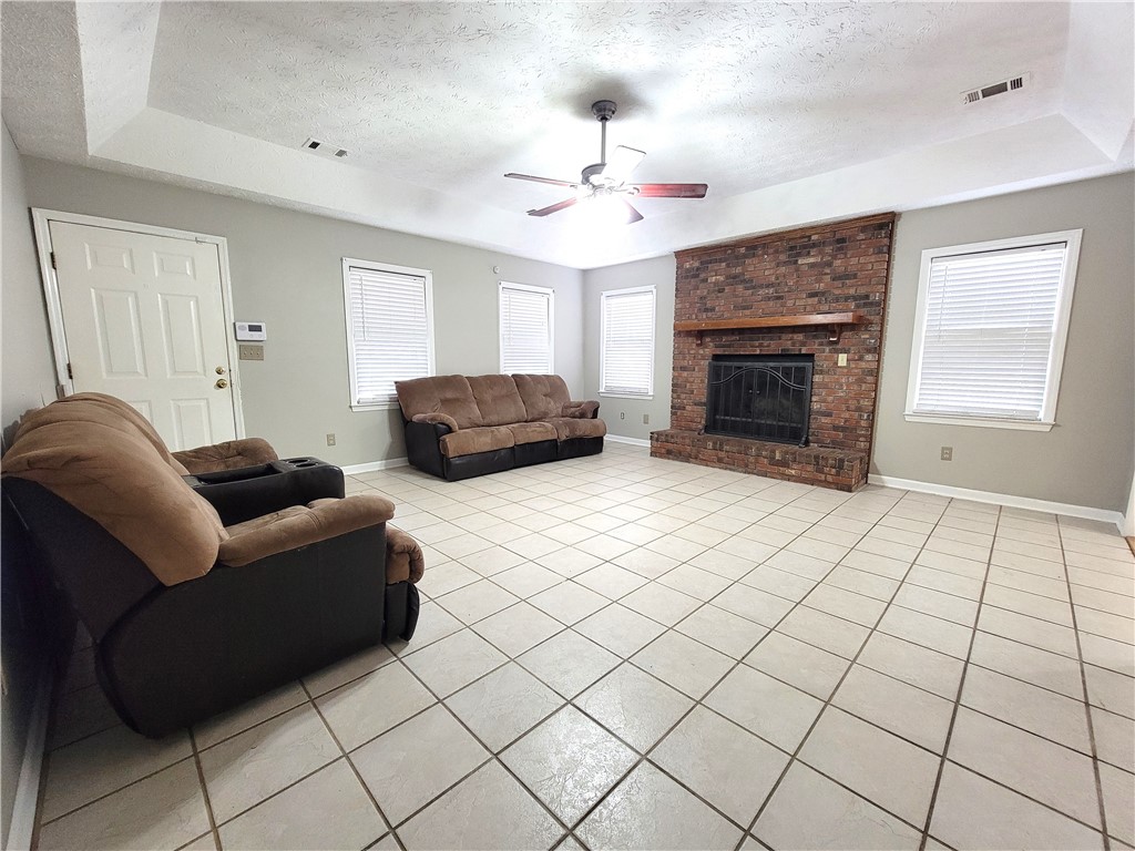 586 OAKVIEW Circle