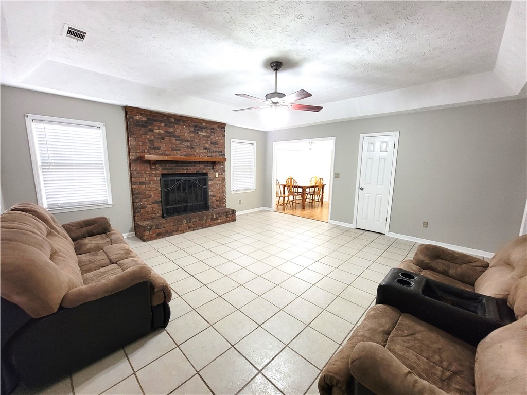 586 OAKVIEW Circle
