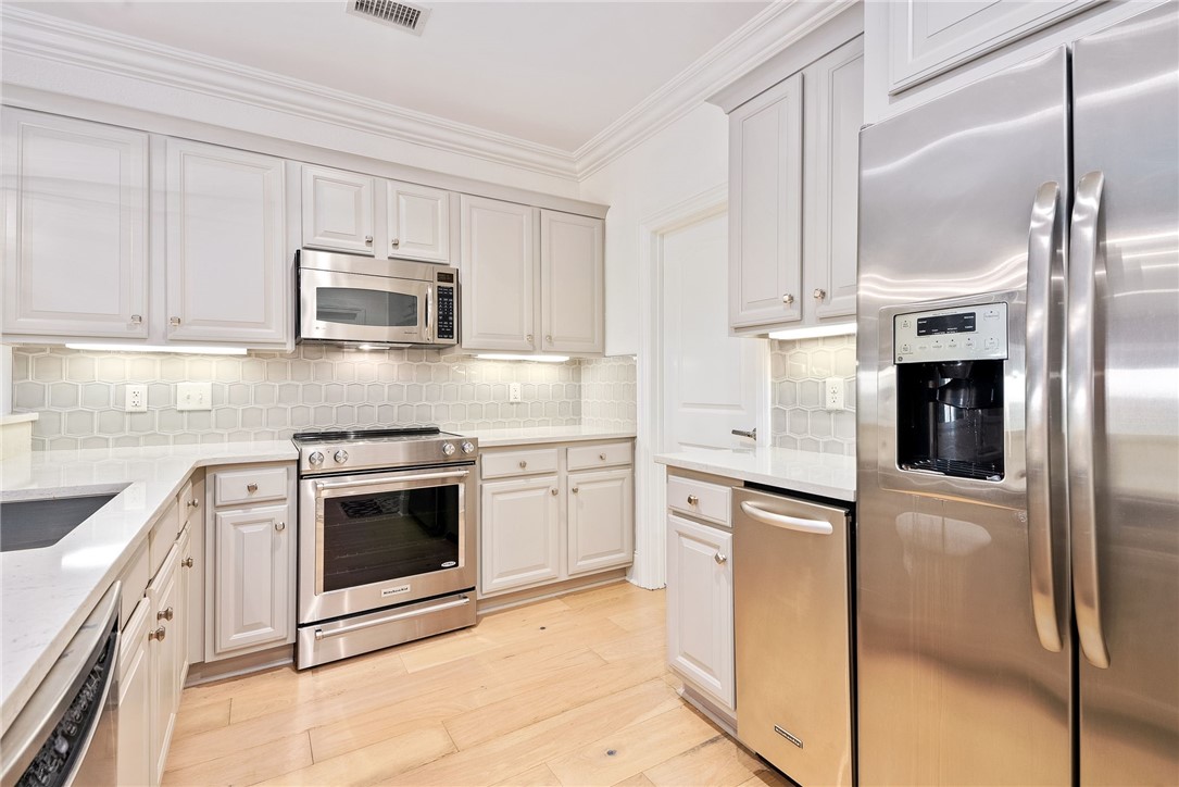 696 W MAGNOLIA Avenue 104