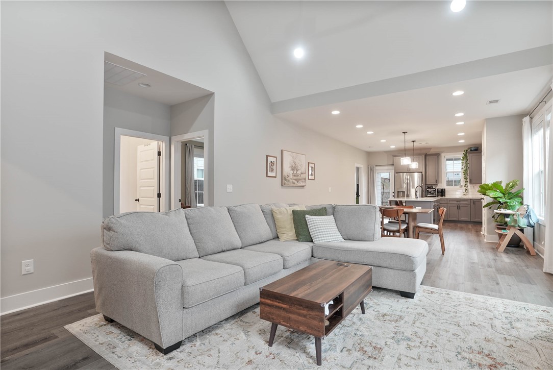 1253 WOODLAND Circle