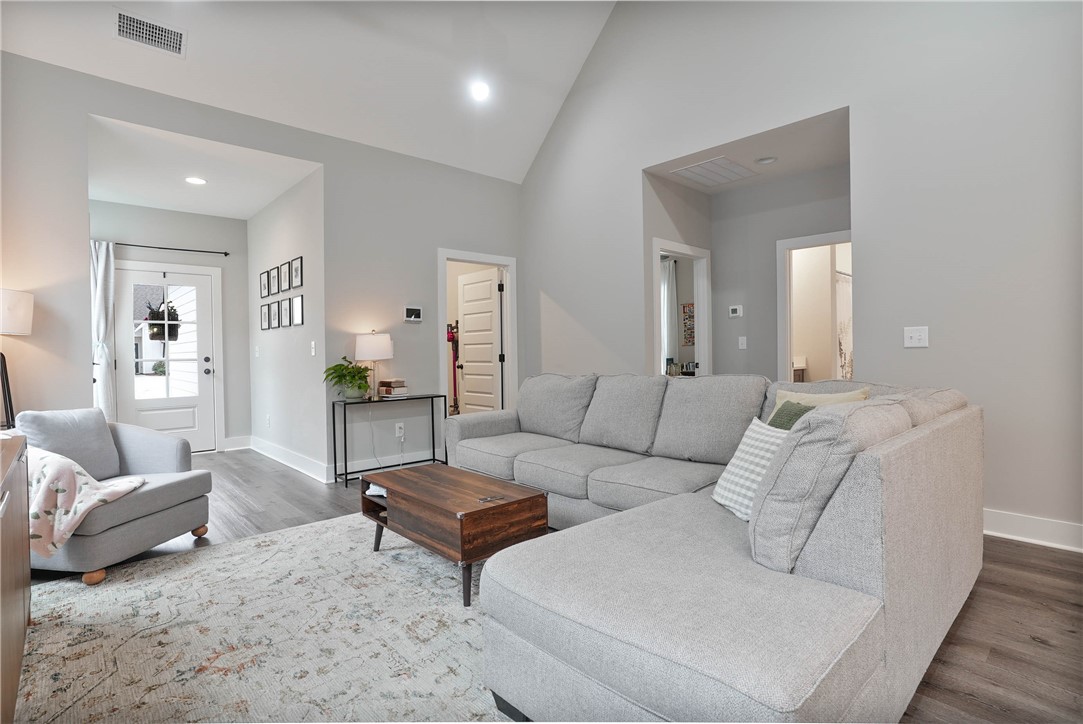 1253 WOODLAND Circle