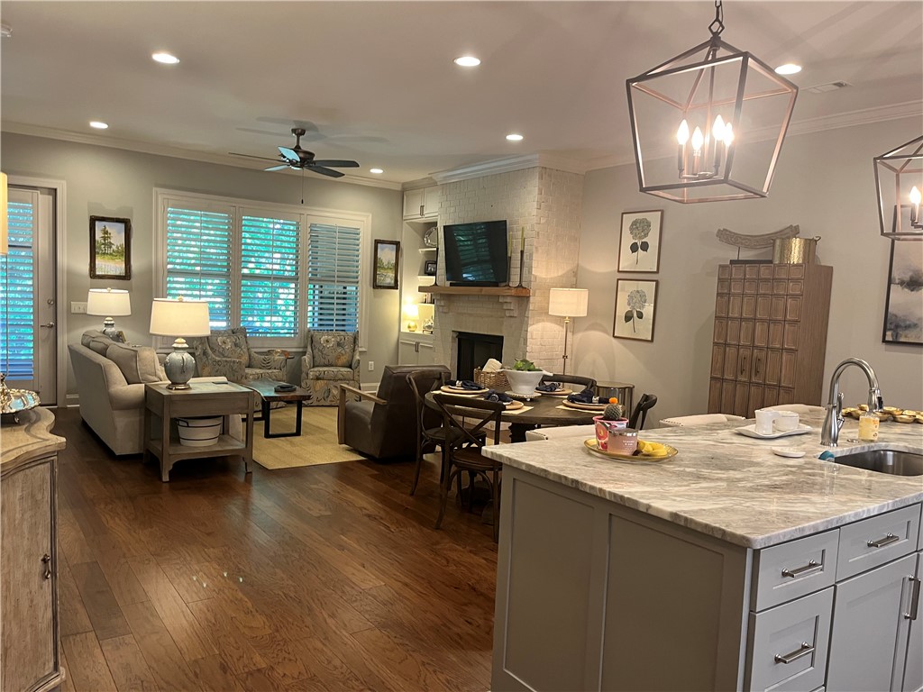 3048 LAKEWOOD Lane