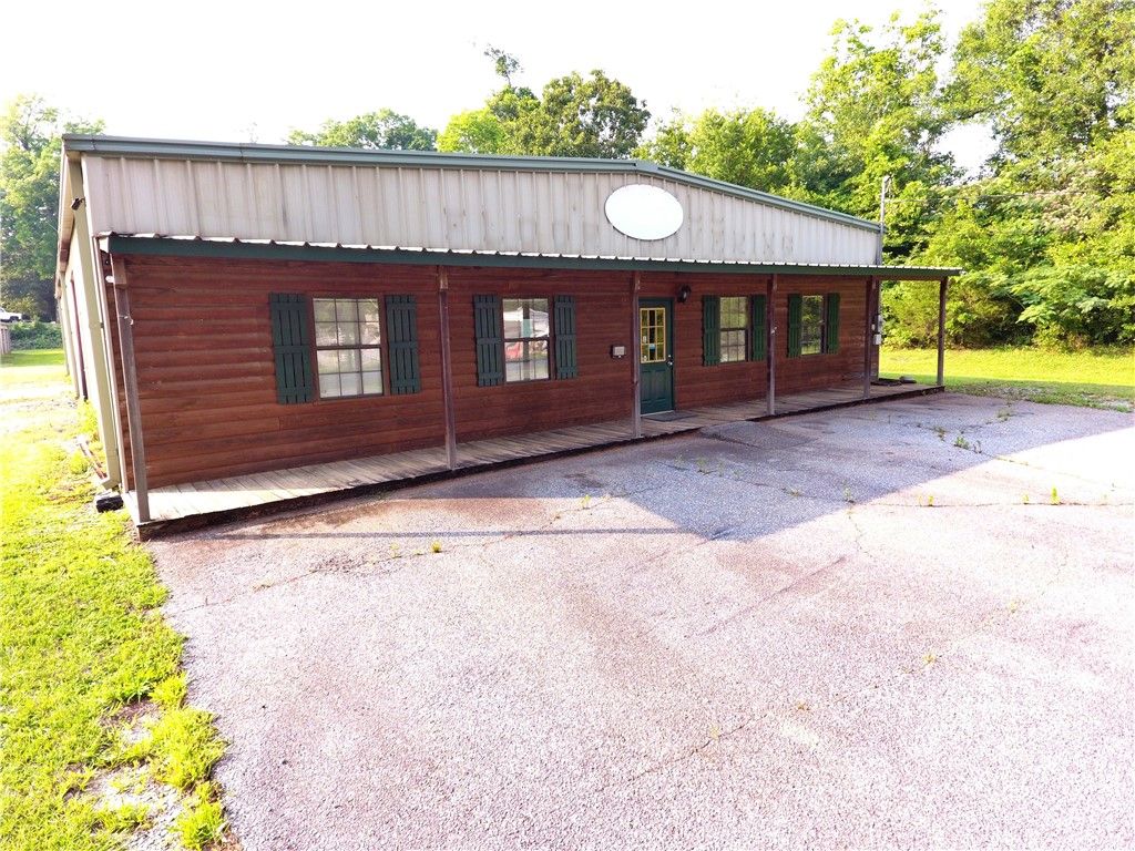 Photo of 323 FULTON Street, Dadeville, AL 36853 (MLS # 175237)