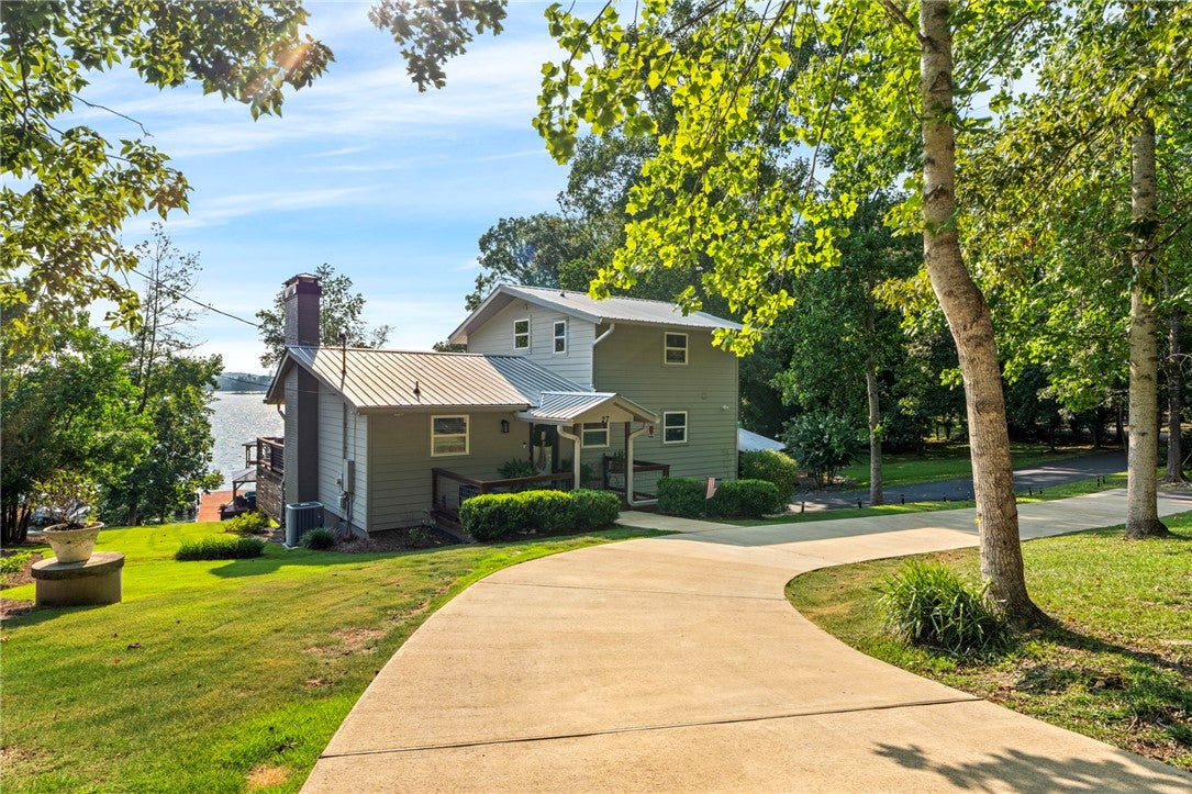 27 N HOLIDAY Drive