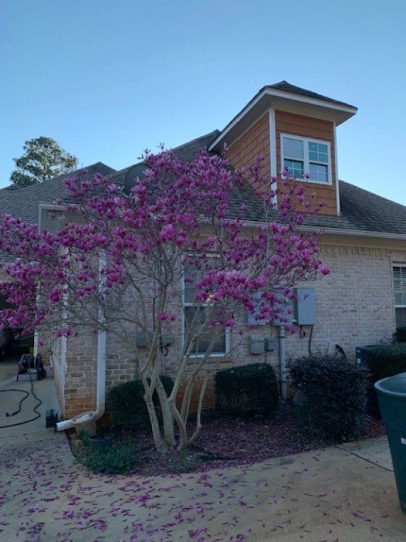 1810 SOUTHLAKE Drive