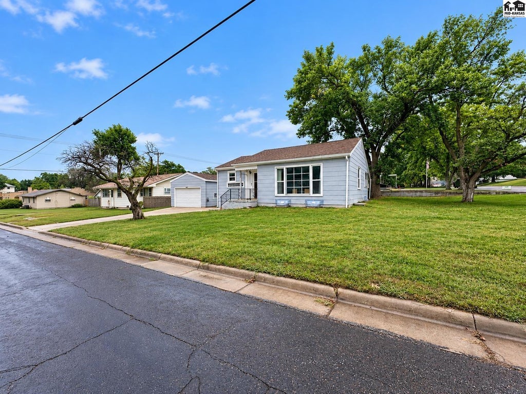 Photo of 425 W 6th St, Pratt, KS 67124 (MLS # 55601)