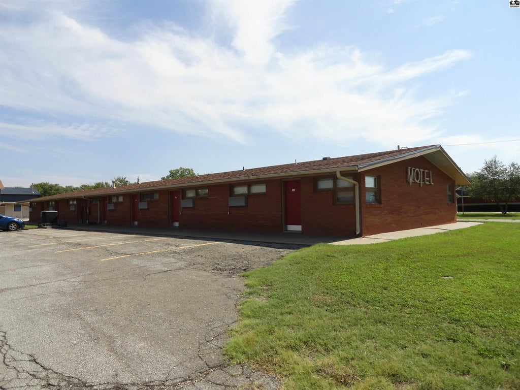 Photo of 111 S Roosevelt St, McPherson, KS 67460 (MLS # 55605)