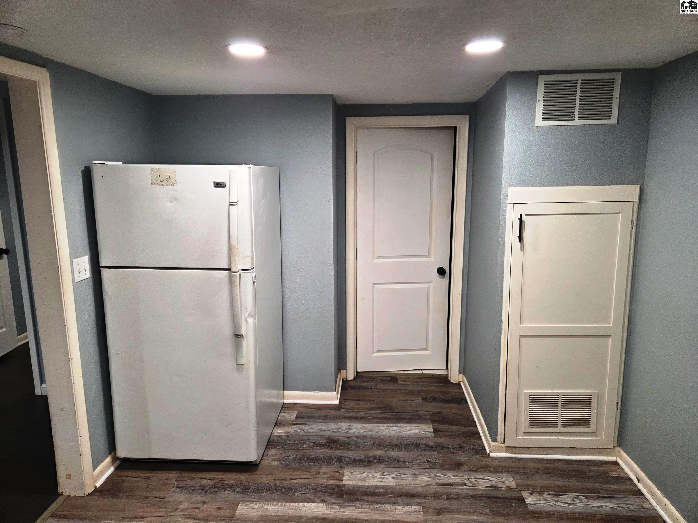 Wichita, Kansas 67213, United States, 3 Bedrooms Bedrooms, ,2 BathroomsBathrooms,Residential,Active,255136