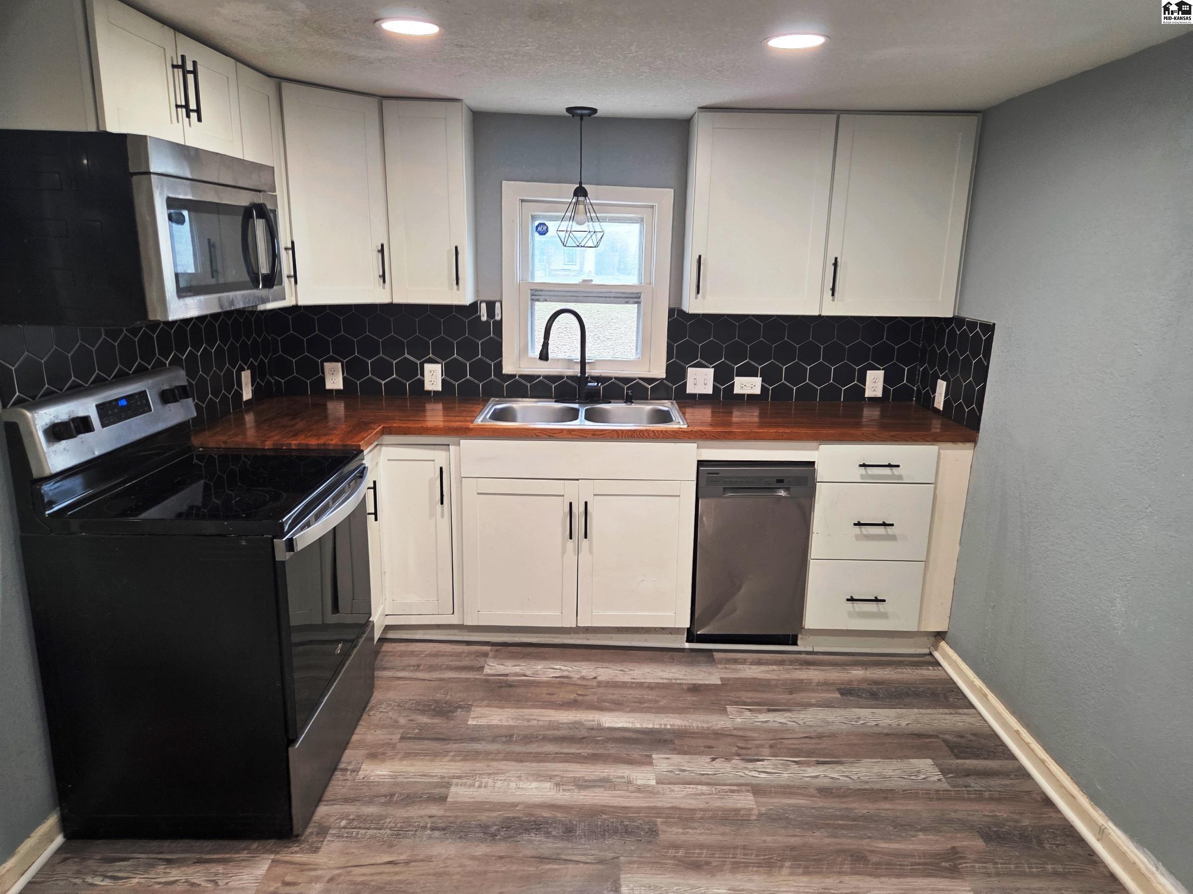 Wichita, Kansas 67213, United States, 3 Bedrooms Bedrooms, ,2 BathroomsBathrooms,Residential,Active,255136