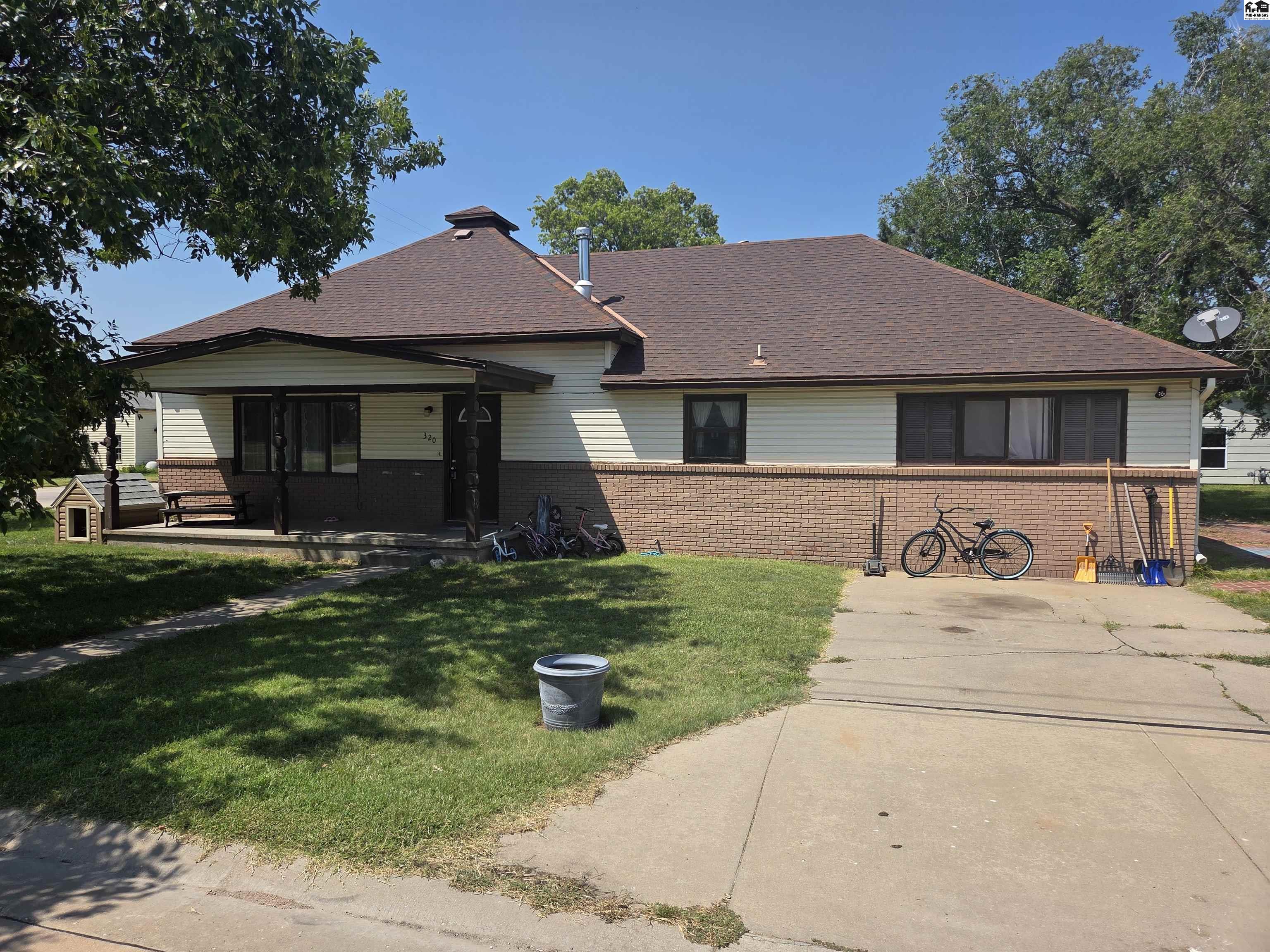 Burrton, Kansas 67020, United States, 3 Bedrooms Bedrooms, ,2 BathroomsBathrooms,Residential,Active,188662