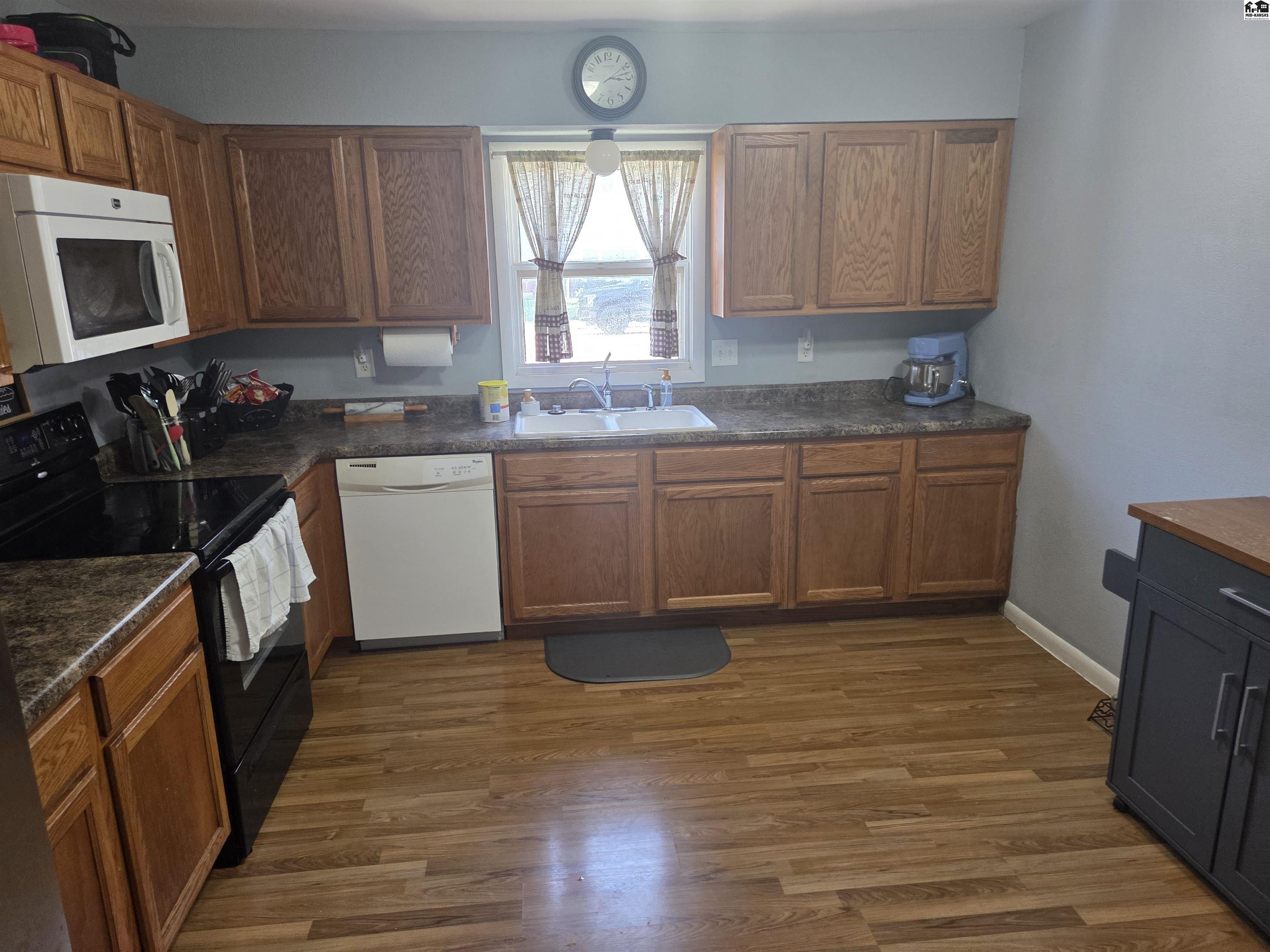 Burrton, Kansas 67020, United States, 3 Bedrooms Bedrooms, ,2 BathroomsBathrooms,Residential,Active,188662