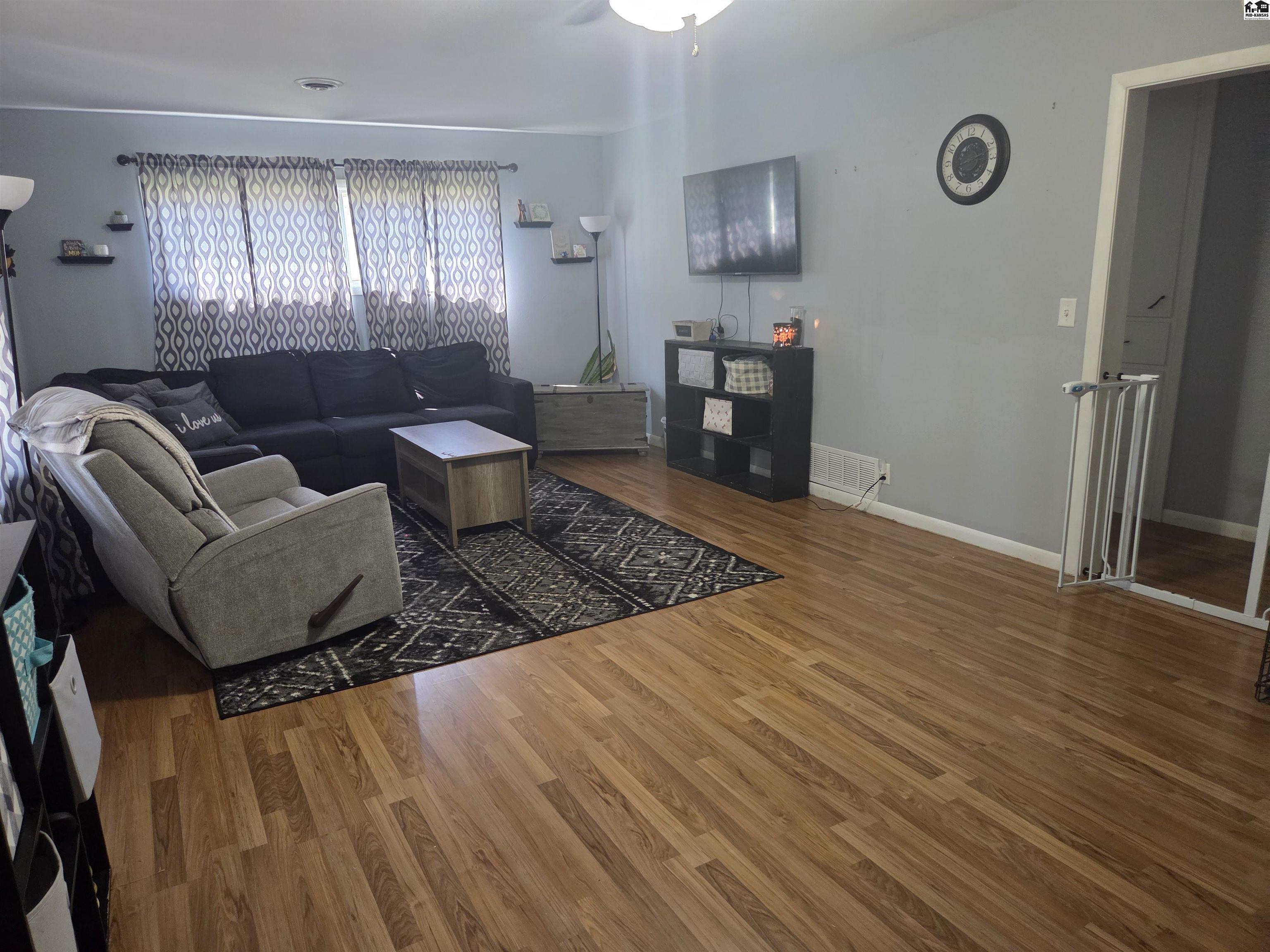 Burrton, Kansas 67020, United States, 3 Bedrooms Bedrooms, ,2 BathroomsBathrooms,Residential,Active,188662