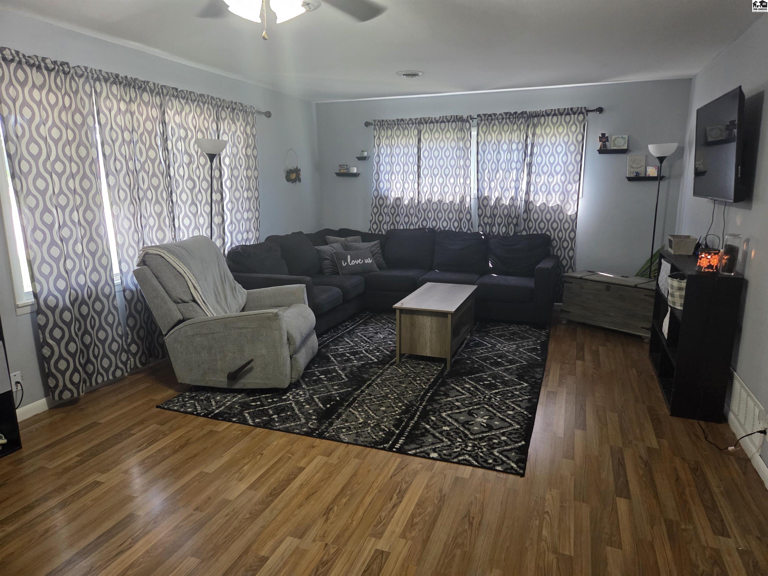 Burrton, Kansas 67020, United States, 3 Bedrooms Bedrooms, ,2 BathroomsBathrooms,Residential,Active,188662