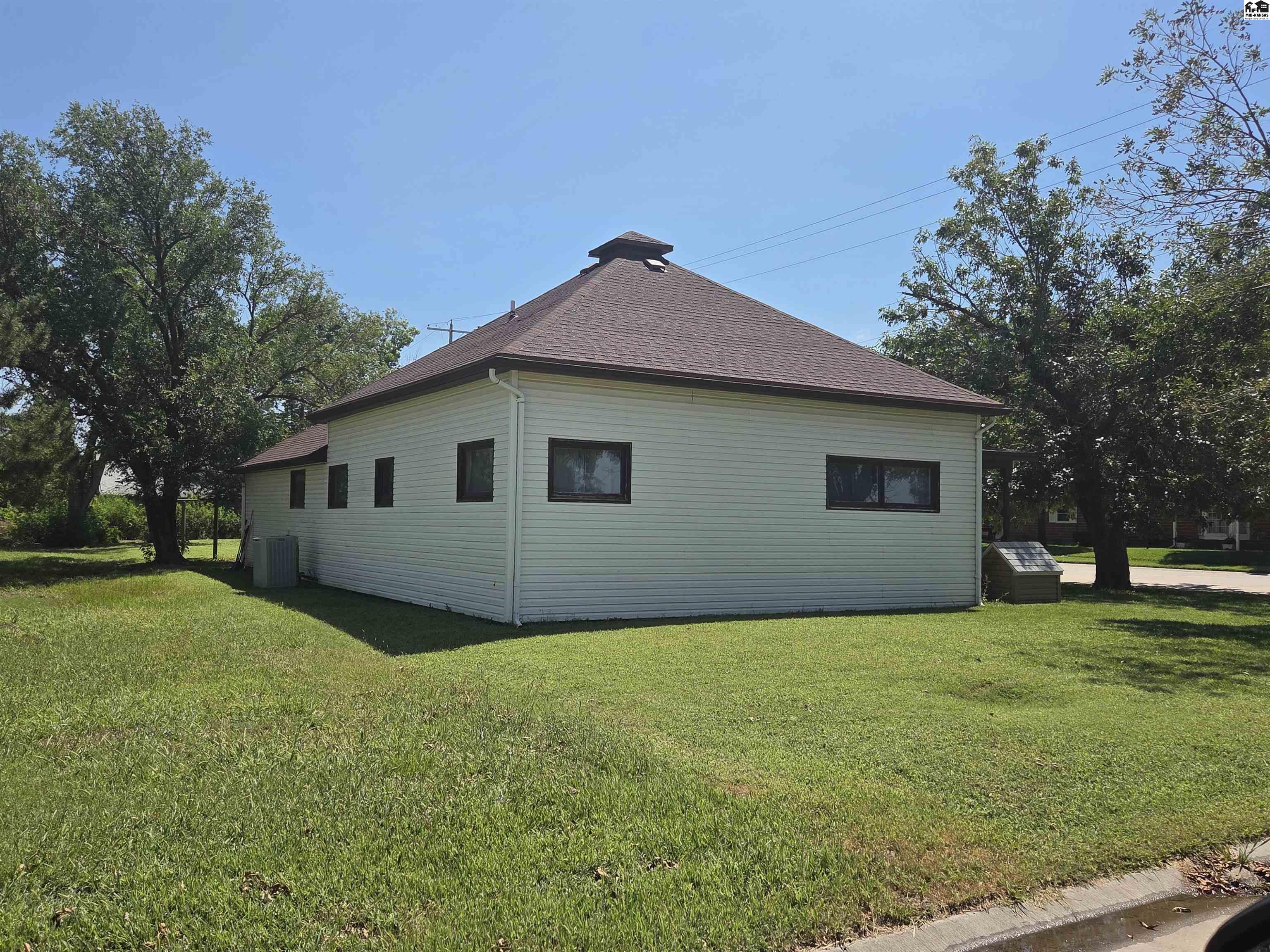 Burrton, Kansas 67020, United States, 3 Bedrooms Bedrooms, ,2 BathroomsBathrooms,Residential,Active,188662