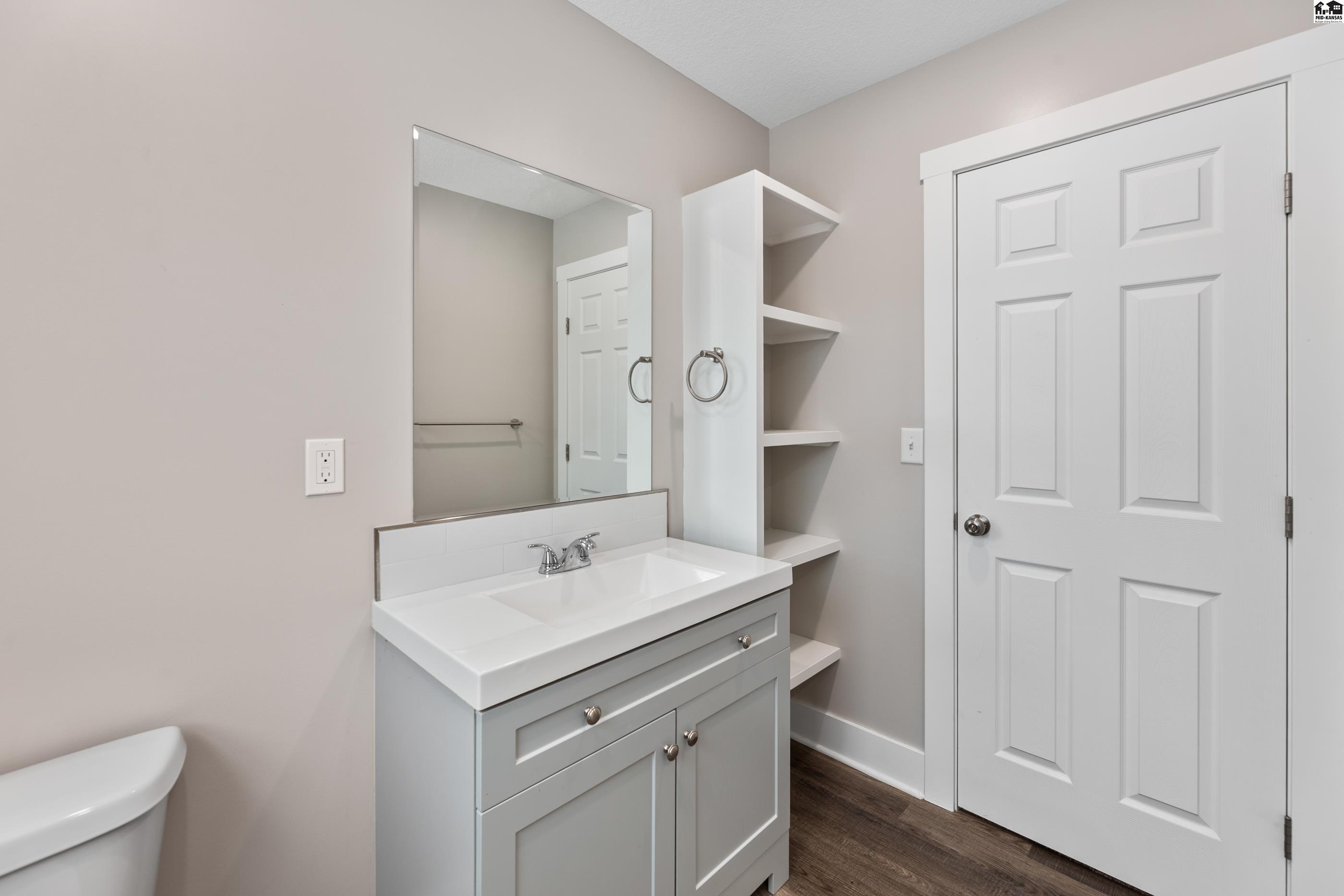 North Newton, Kansas 67117, United States, 4 Bedrooms Bedrooms, ,4 BathroomsBathrooms,Residential,Active,185485