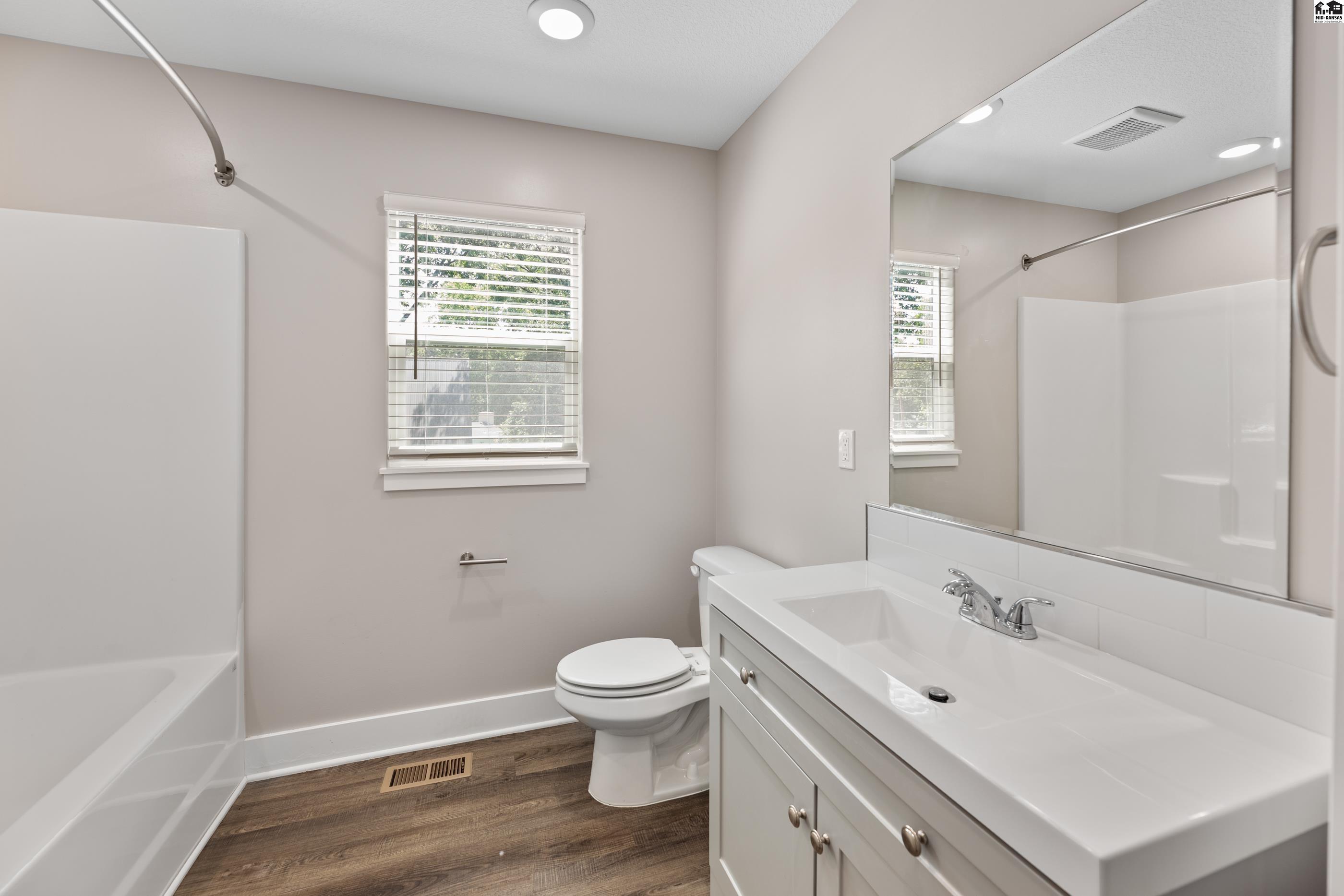 North Newton, Kansas 67117, United States, 4 Bedrooms Bedrooms, ,4 BathroomsBathrooms,Residential,Active,185485