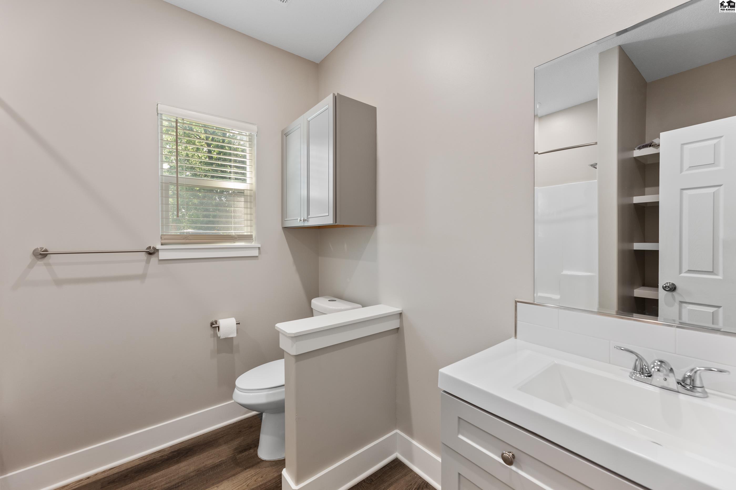 North Newton, Kansas 67117, United States, 4 Bedrooms Bedrooms, ,4 BathroomsBathrooms,Residential,Active,185485