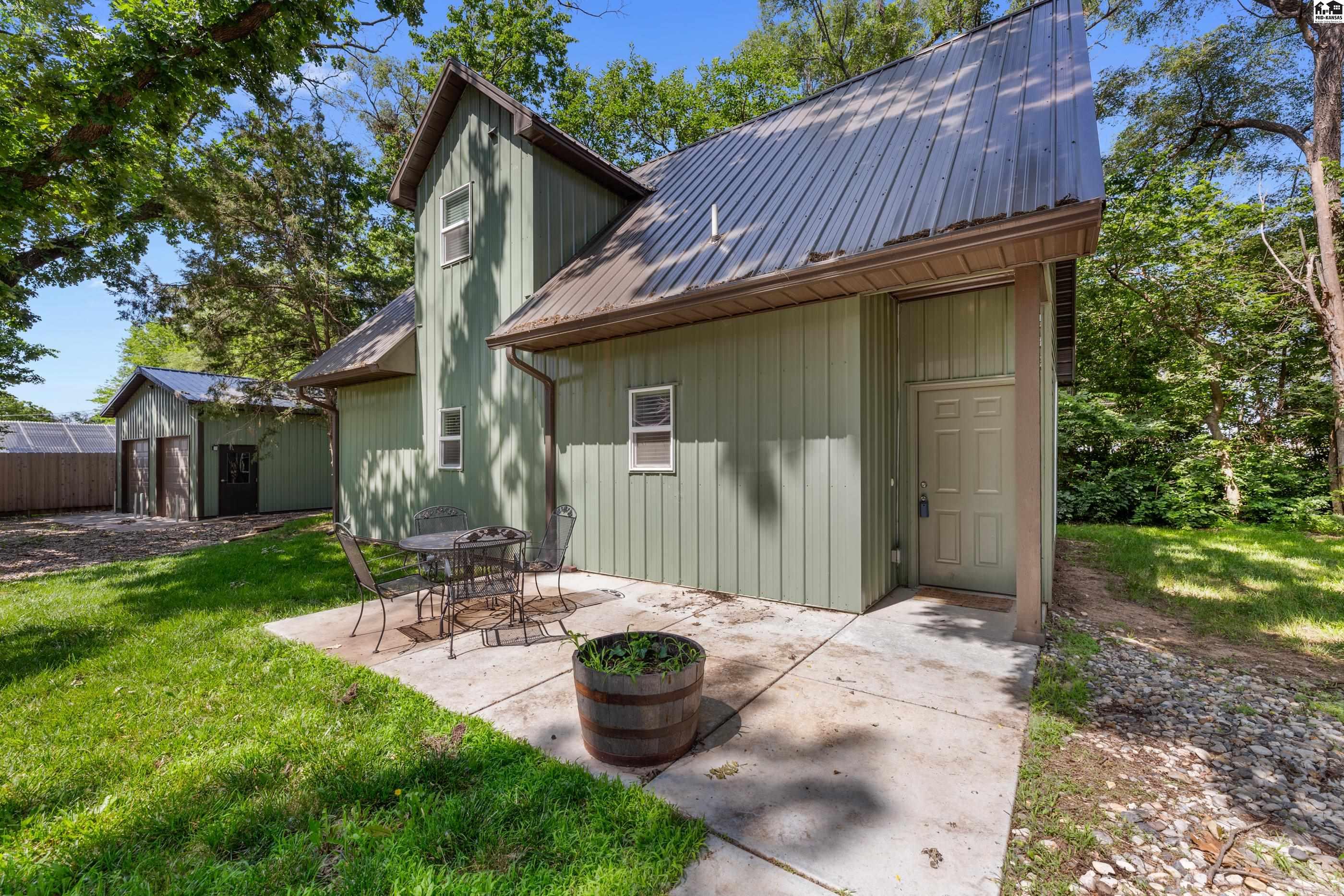 North Newton, Kansas 67117, United States, 4 Bedrooms Bedrooms, ,4 BathroomsBathrooms,Residential,Active,185485