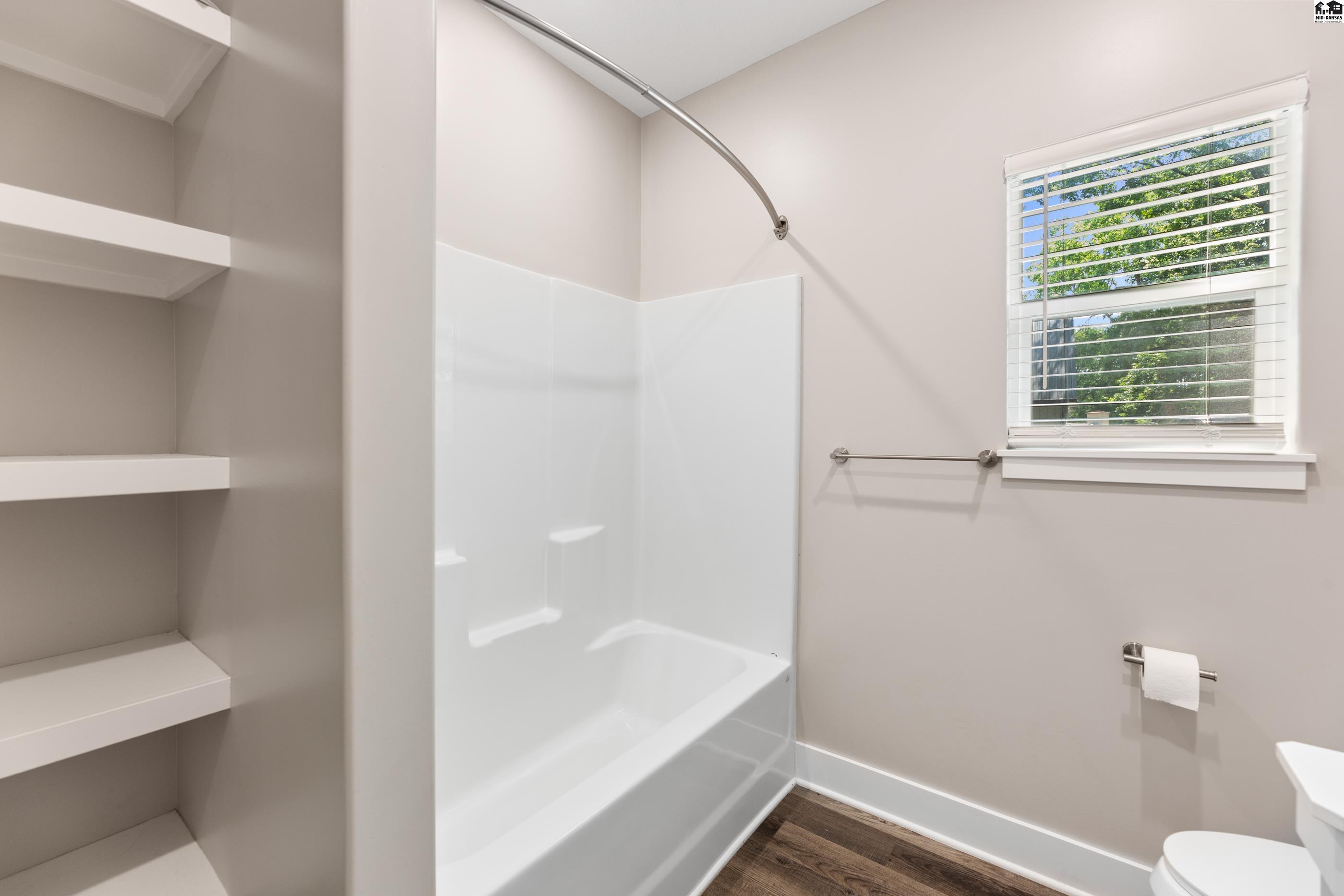 North Newton, Kansas 67117, United States, 4 Bedrooms Bedrooms, ,4 BathroomsBathrooms,Residential,Active,185485