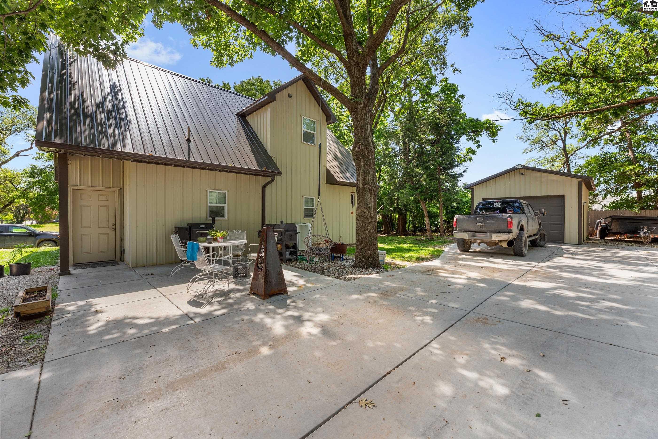 North Newton, Kansas 67117, United States, 4 Bedrooms Bedrooms, ,4 BathroomsBathrooms,Residential,Active,185485