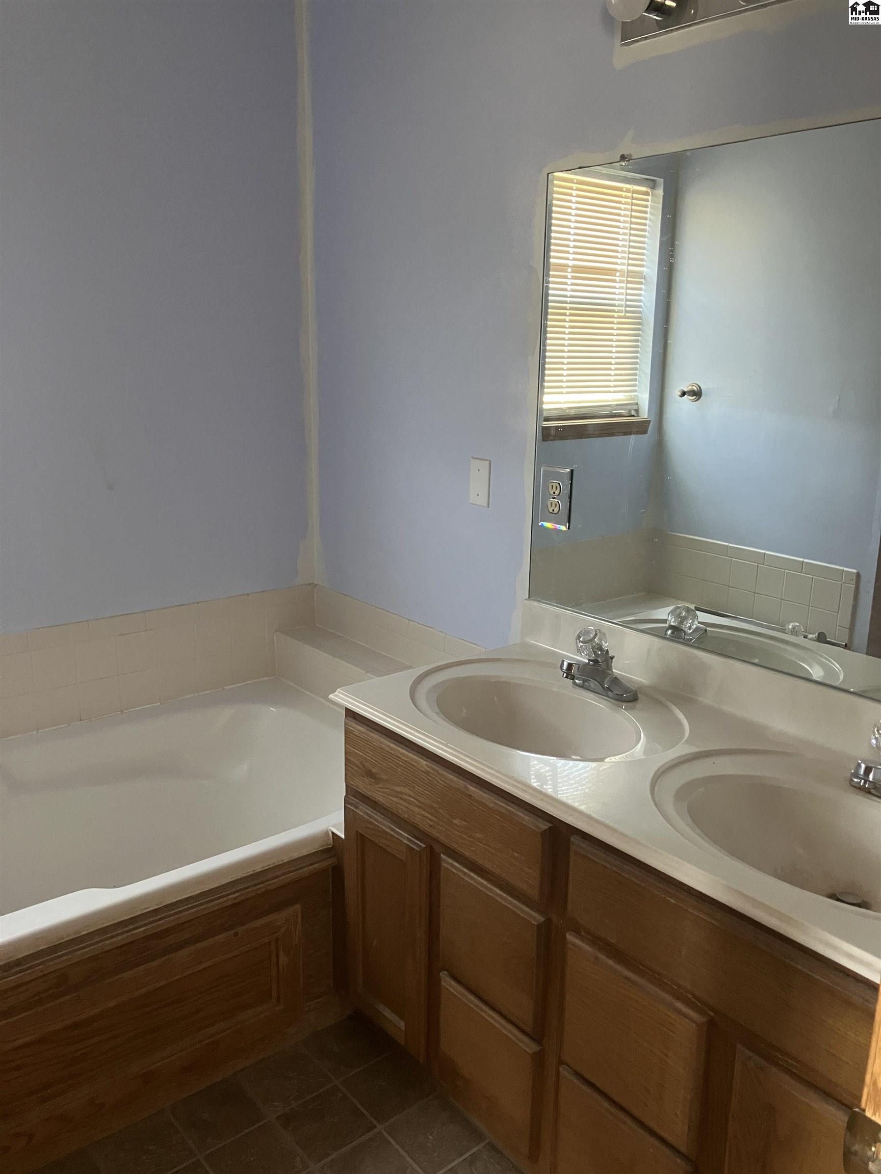 Hutchinson, Kansas 67502, United States, 4 Bedrooms Bedrooms, ,3 BathroomsBathrooms,Residential,Active,191656