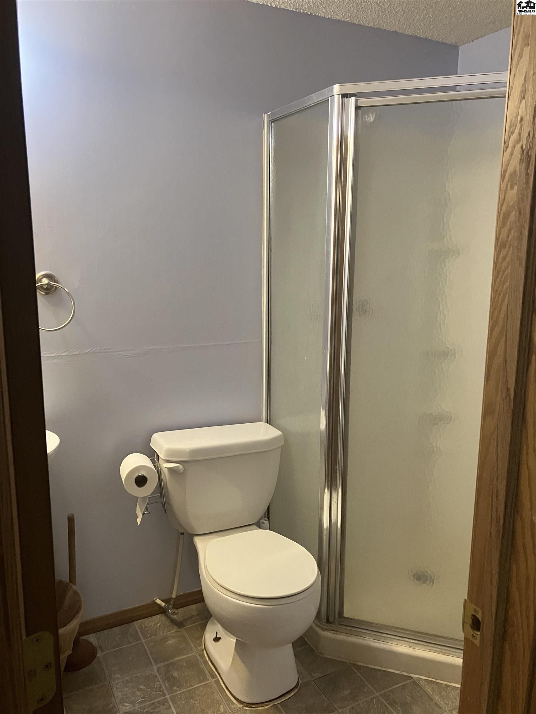 Hutchinson, Kansas 67502, United States, 4 Bedrooms Bedrooms, ,3 BathroomsBathrooms,Residential,Active,191656