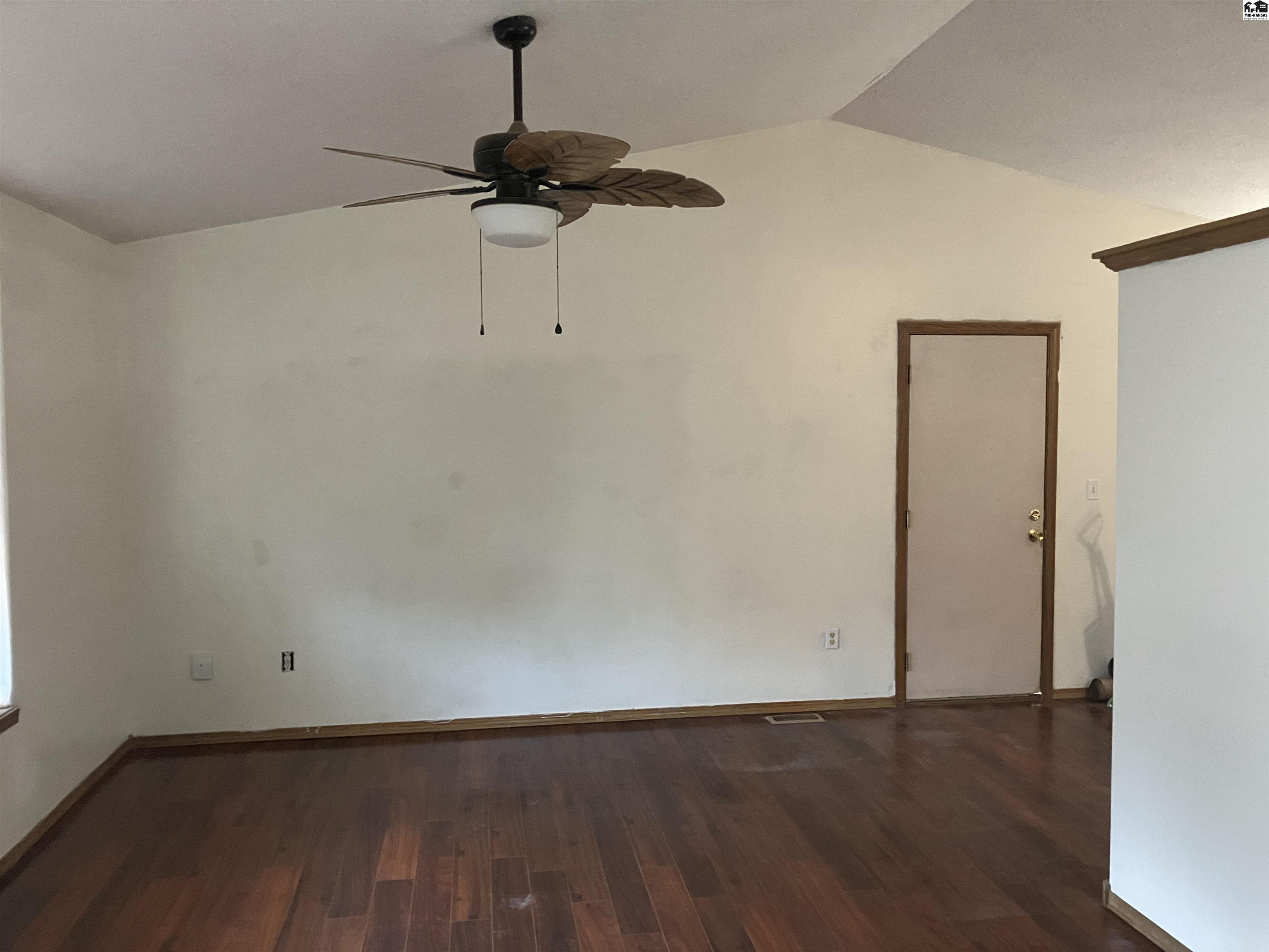 Hutchinson, Kansas 67502, United States, 4 Bedrooms Bedrooms, ,3 BathroomsBathrooms,Residential,Active,191656