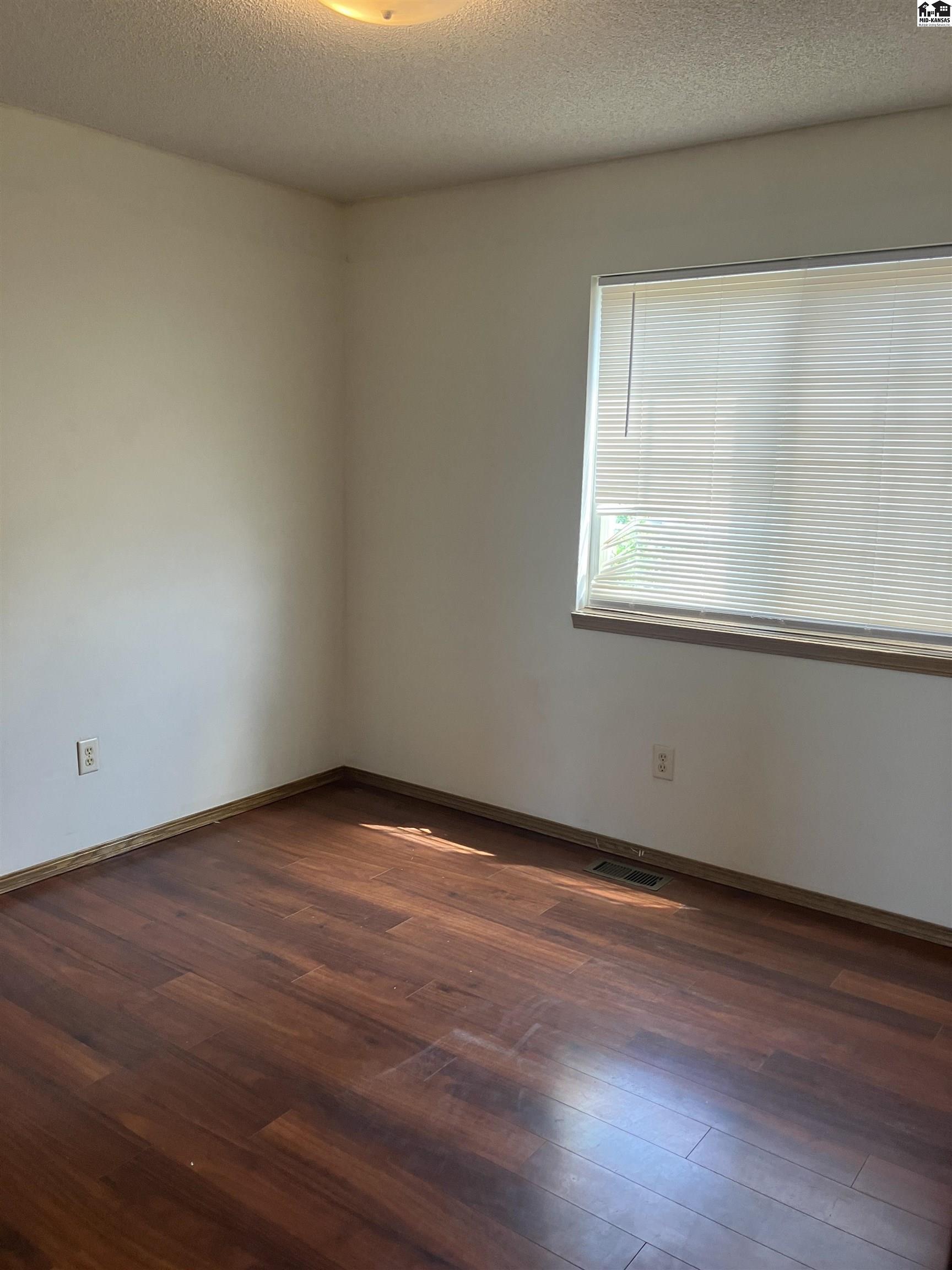 Hutchinson, Kansas 67502, United States, 4 Bedrooms Bedrooms, ,3 BathroomsBathrooms,Residential,Active,191656