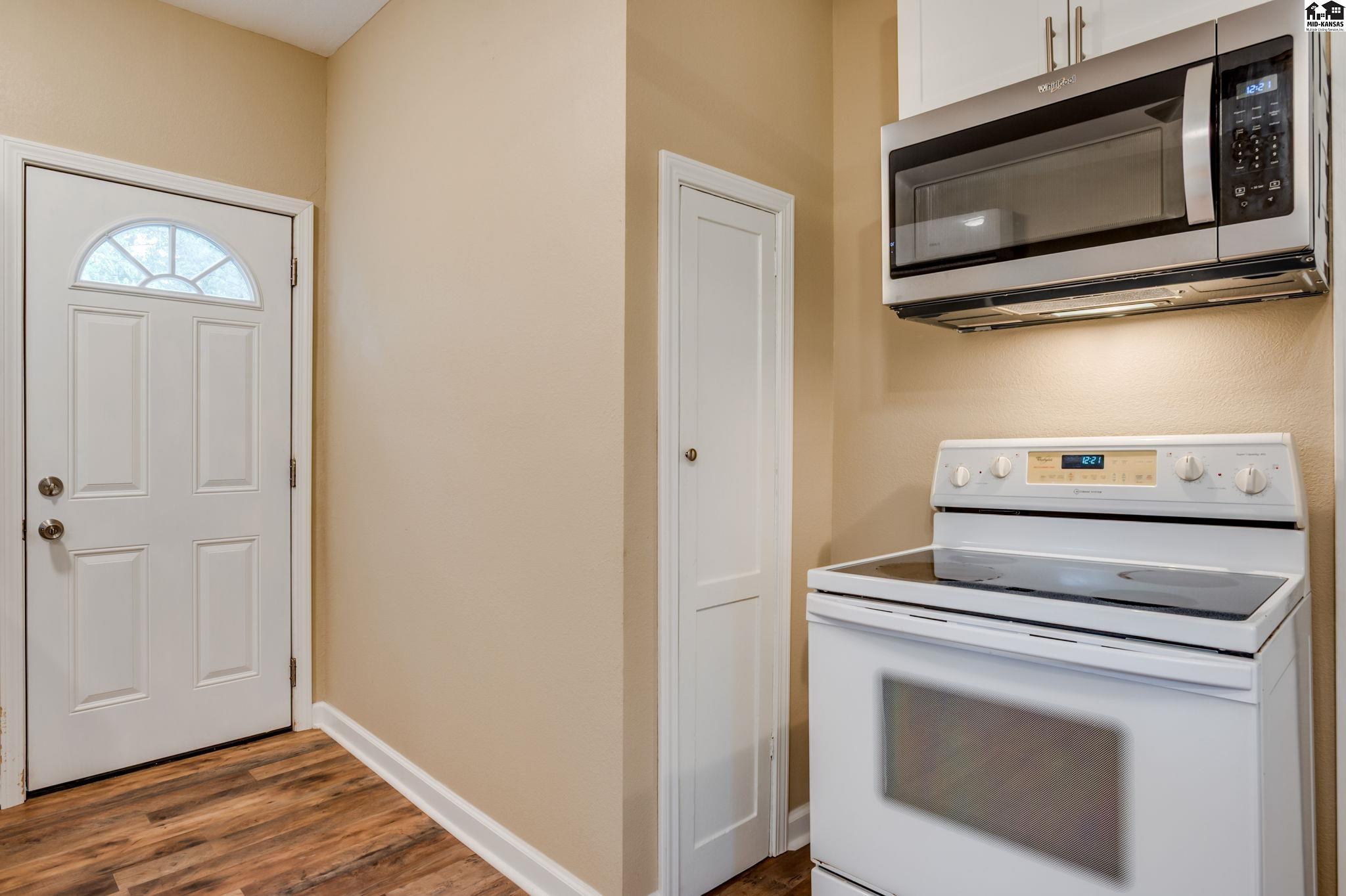 Hutchinson, Kansas 67501, United States, 3 Bedrooms Bedrooms, ,1 BathroomBathrooms,Residential,Active,178972